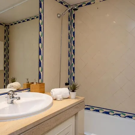 Marina 2bdr With Balcony & Pool - 5min From By Lovelystay Apartament *